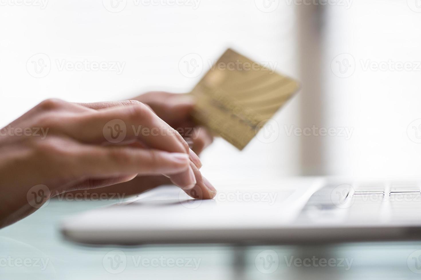 Frau einkaufen mit Computer für E-Commerce Indoor foto