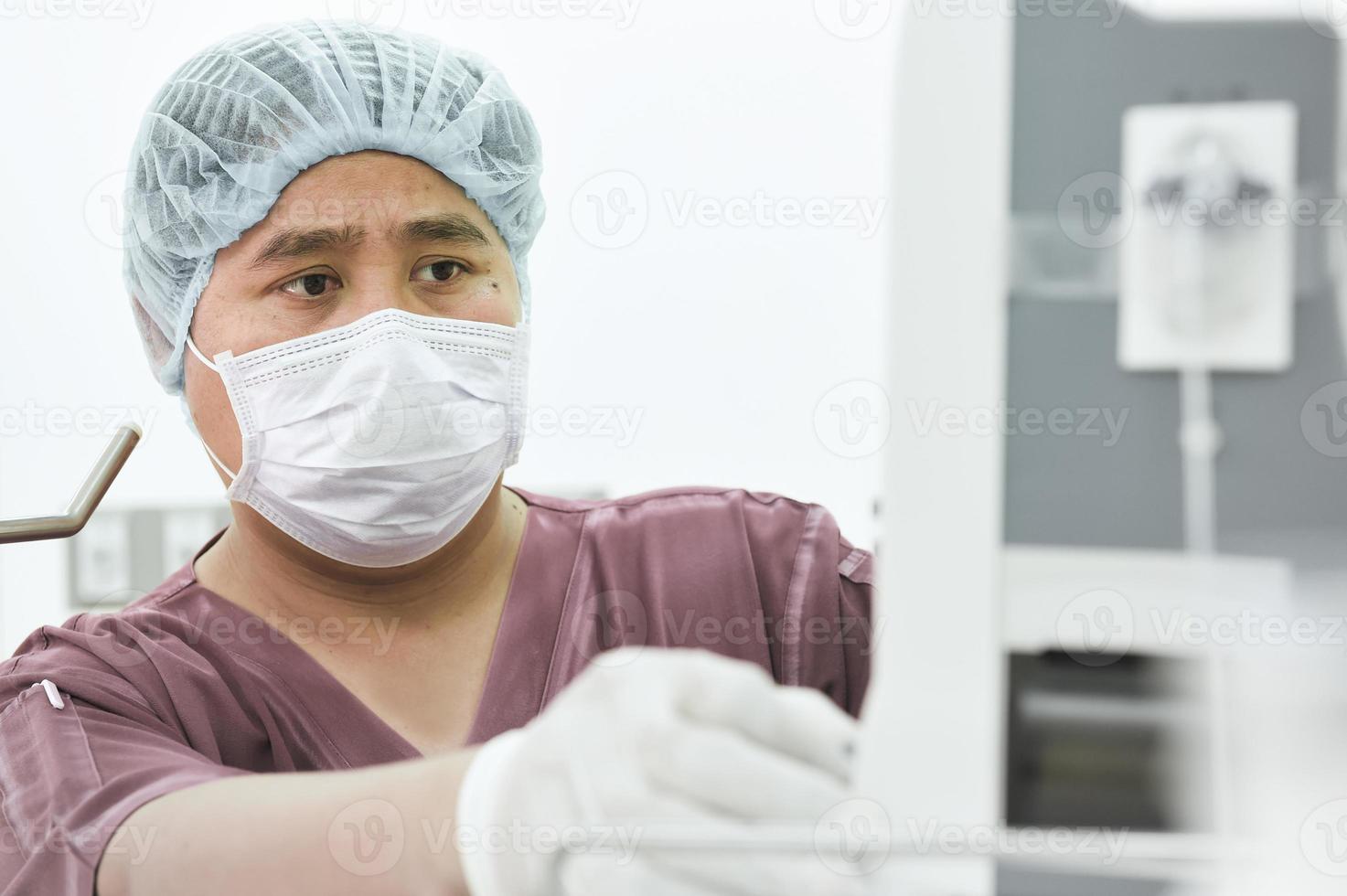 Tierarztassistent im Operationssaal foto