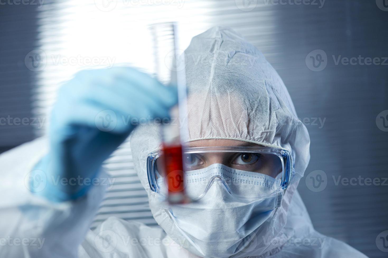 Wissenschaftler mit Reagenzglas foto