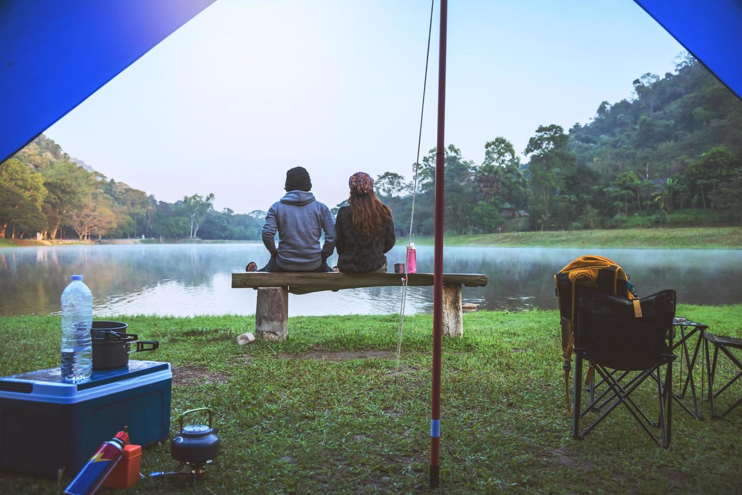 asiatische männliche und weibliche Paare sind mit Tourismus und Camping zufrieden. Reisecamping am See, Reisenatur. reisen entspannen, thailand. foto