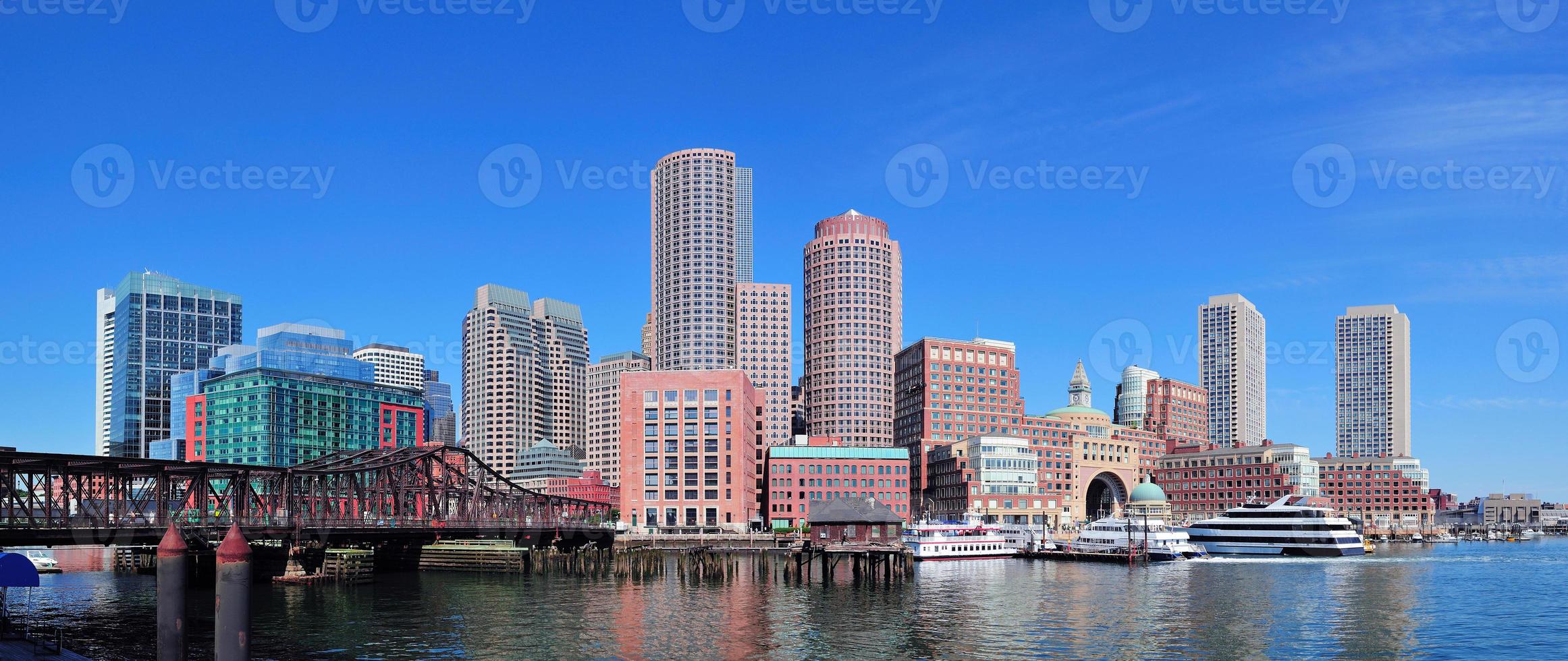 Skyline von Boston über Wasser foto