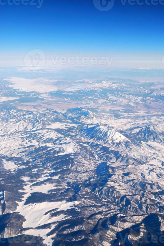 Luftaufnahme des schneebedeckten Berges foto