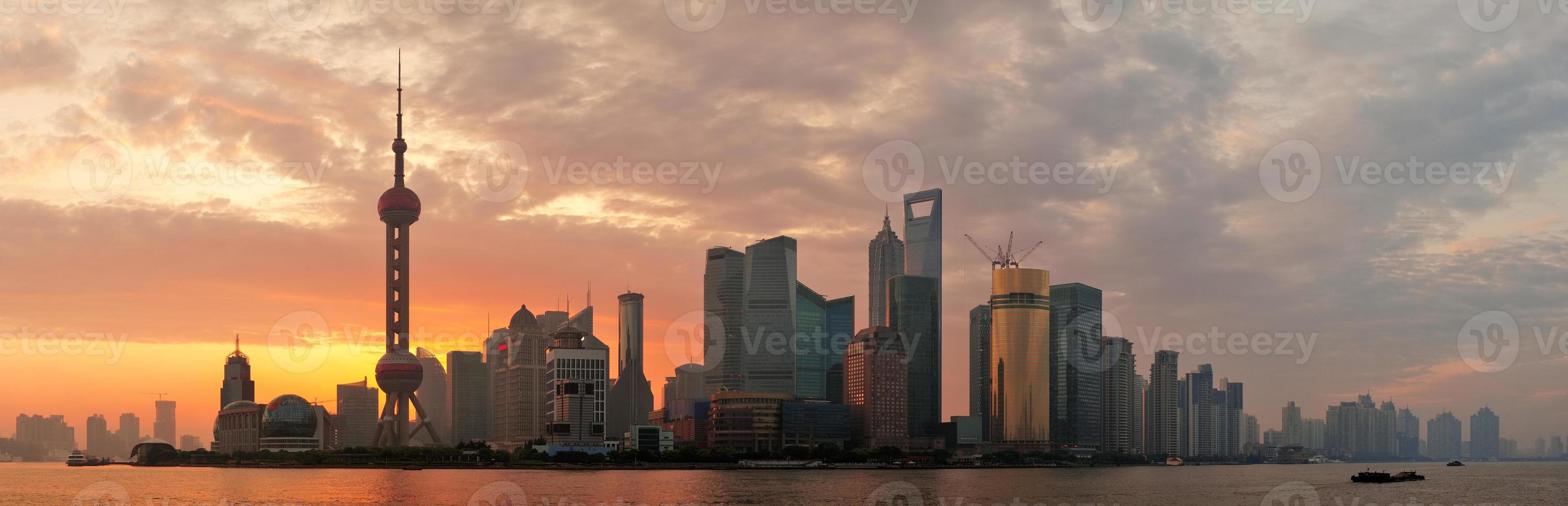 Skyline-Silhouette am Morgen von Shanghai foto