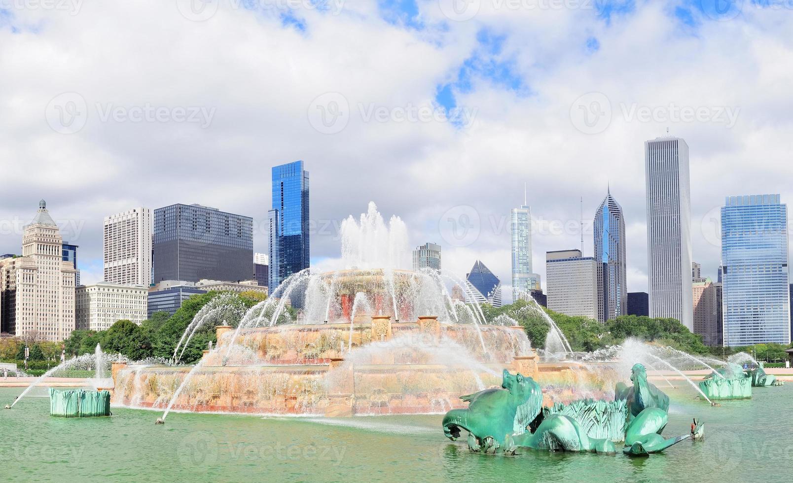 Skyline von Chicago mit Buckingham-Brunnen foto