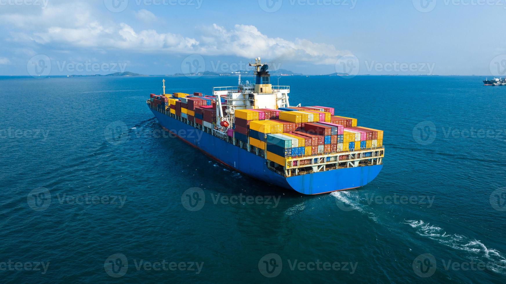 Heck eines großen Frachtschiffs Import-Export-Containerbox auf dem Ozean Meer auf blauem Himmel Hintergrundkonzept Transportlogistik und Service für Kunden und Lieferwechsel foto
