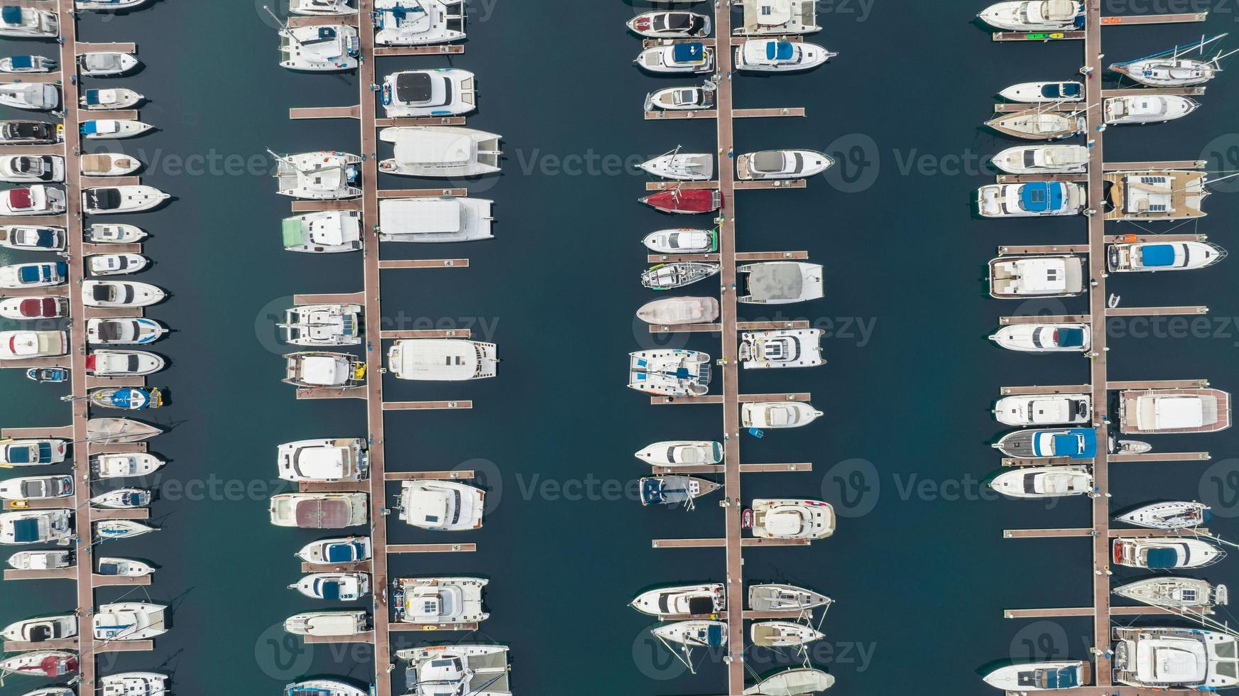 Yachthafen aus der Luft von oben im Yachtclub Luxusboote und Yachten aus der Luft im Achor Park, Luxus viele Reihen von Reihenyachten im Achor Park oder im Yachthafen Ozean foto