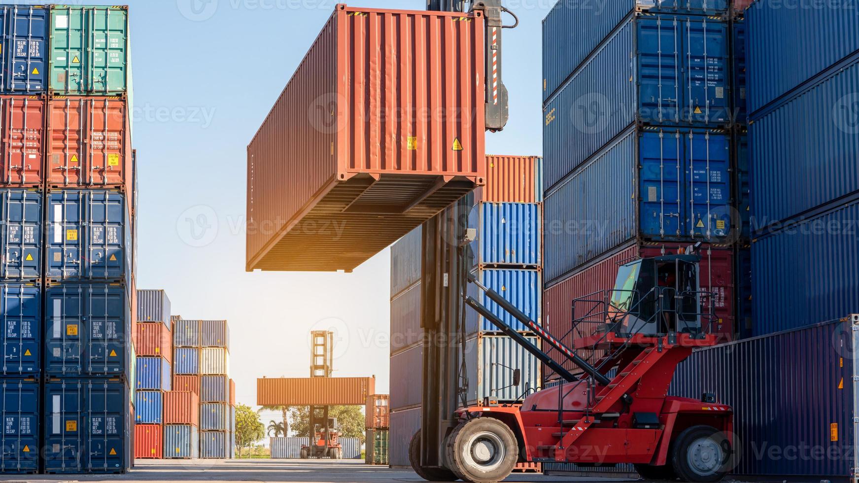 gabelstapler, der im container-frachthof-hafen arbeitet, der frachttank-logistikservice und transportkonzept lädt. foto