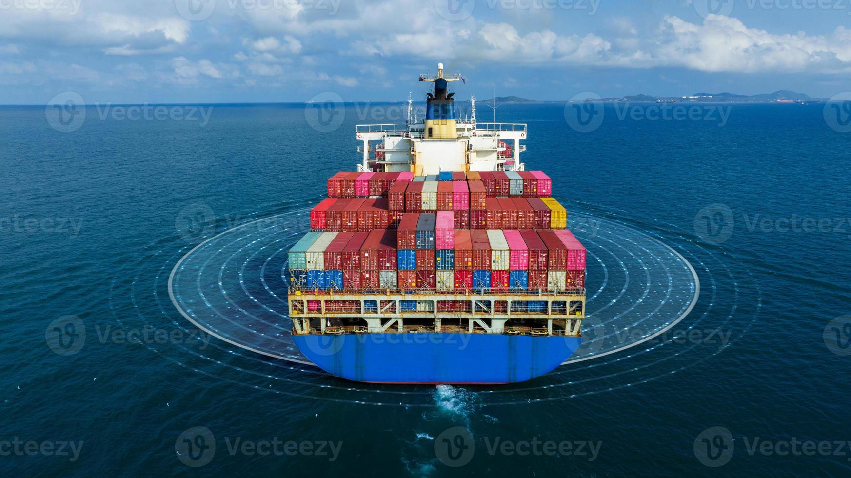 futuristische technologie autonomes halbfracht-containerschiff mit sensoren, die linieneffekte scannen konzept digitale cyber-internet-technologie logistik export import transport globaler geschäftsservice foto