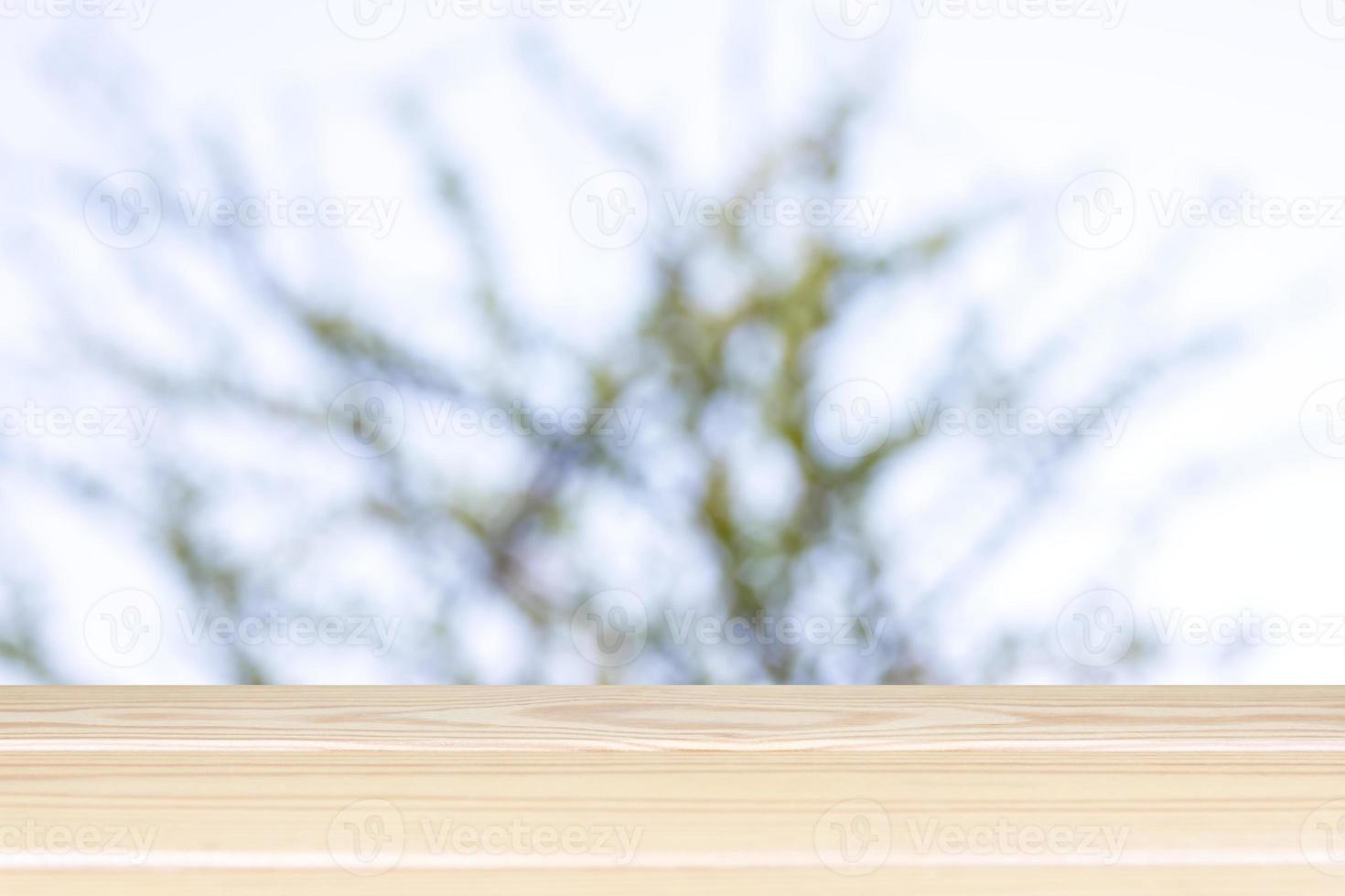 leerer Holztisch mit Ästen und Weiß im Hintergrund, Montagestil, um das Produkt zu platzieren. foto