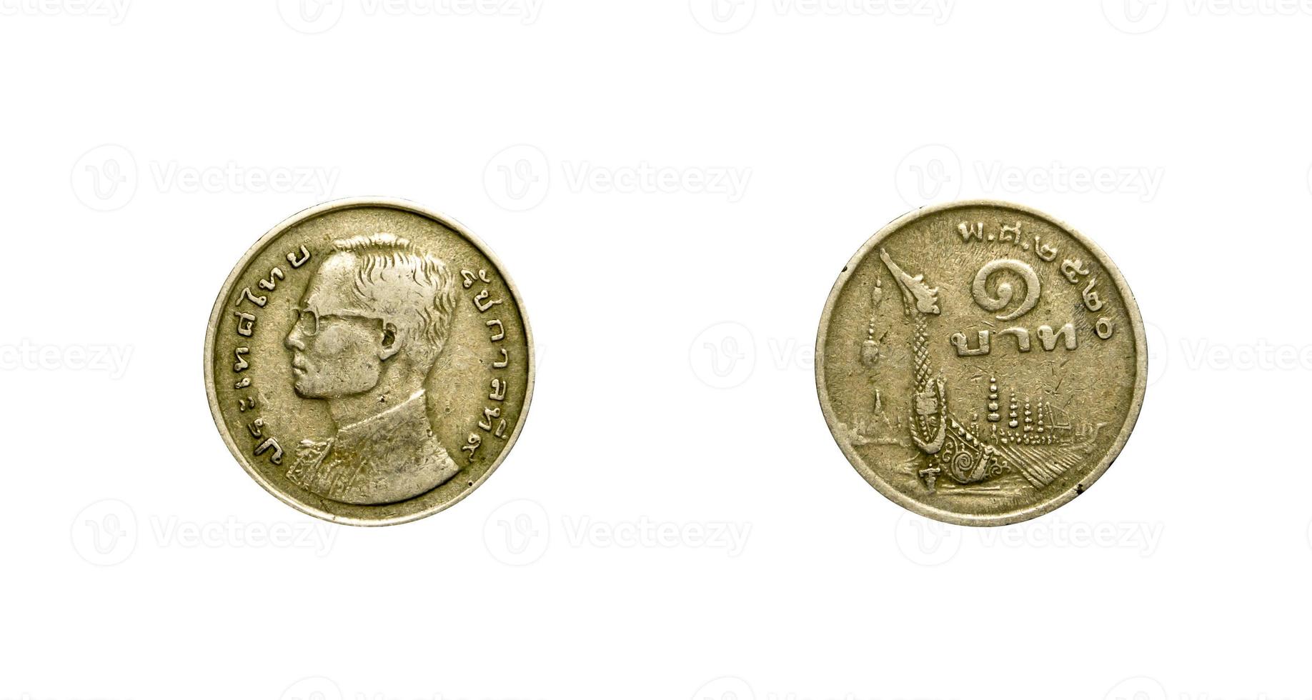 Alte Loch-Nickel-Münze ein Baht Jahr 1977 hinten und vorne von Thailand isoliert auf weißem Hintergrund. foto