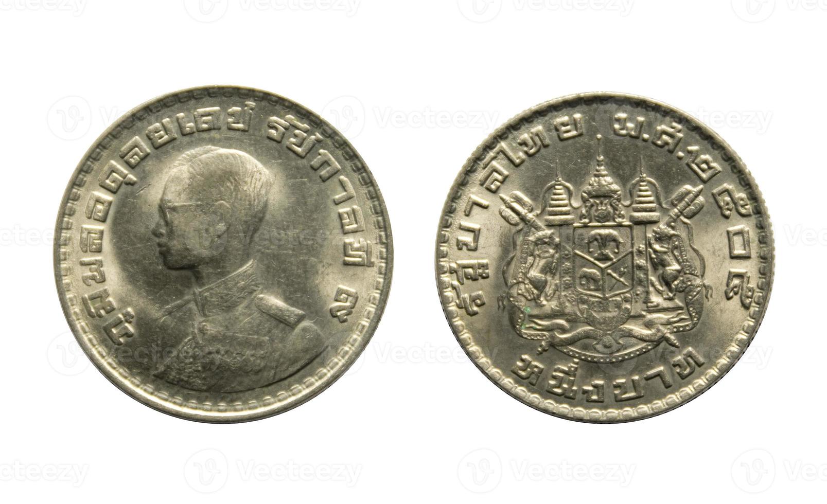 alte Nickelmünze ein Baht Jahr 1962, Vorder- und Rückseite von Thailand mit Beschneidungspfad isoliert auf weißem Hintergrund. foto