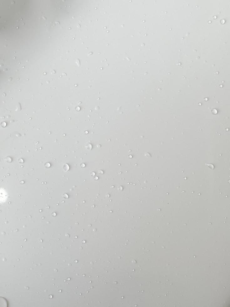 Wassertropfen auf weißem Hintergrund. für Hintergrundinformationen über Nieselregen mit natürlichen Tropfen. foto