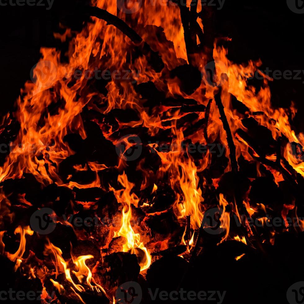 feuerflammen auf schwarzem hintergrund, lodernder feuerflammentexturhintergrund, schön, das feuer brennt, feuerflammen mit holz und kuhdunglagerfeuer foto