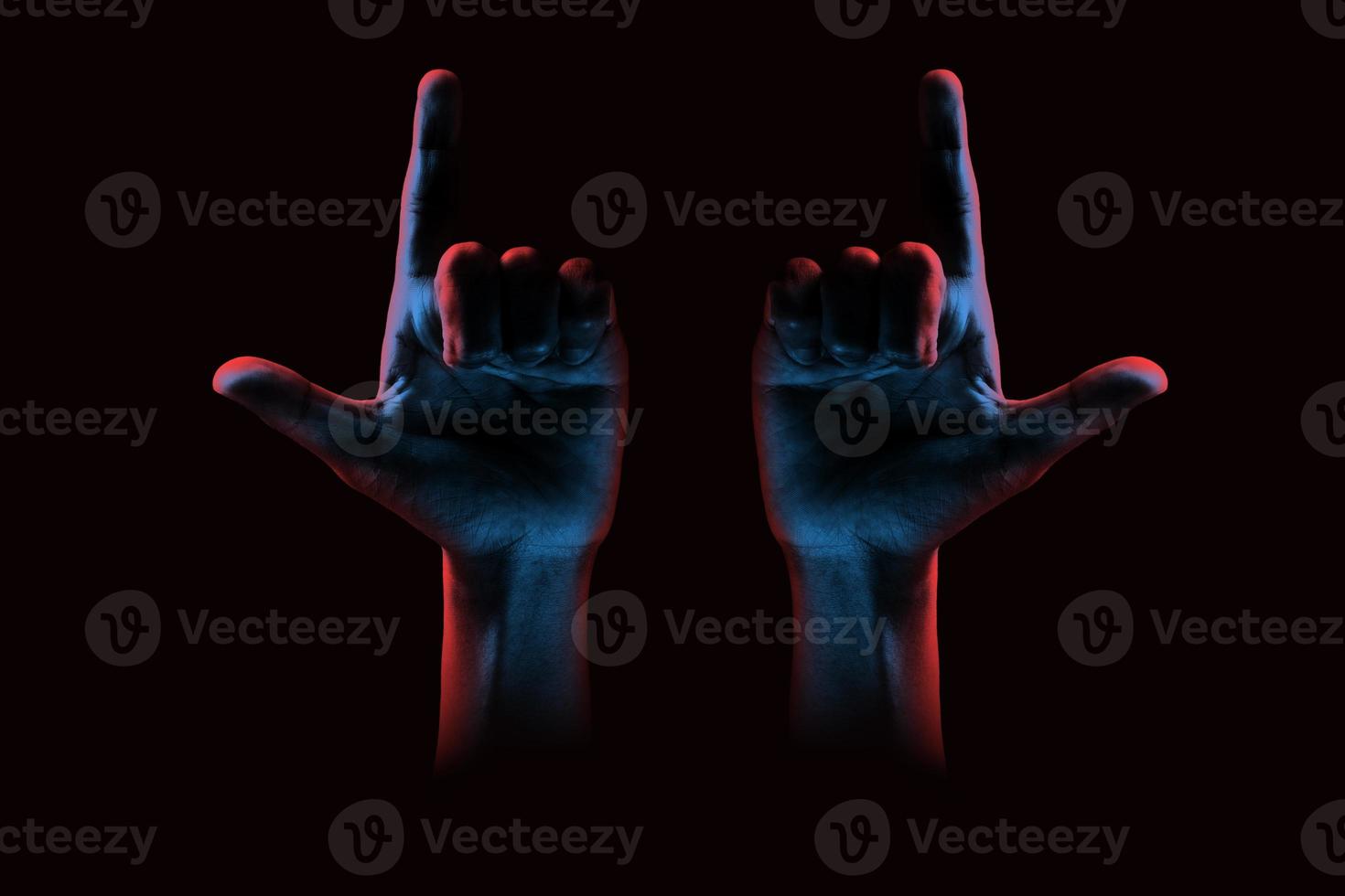 Hände zeigen lockereres Zeichen auf dunklem Hintergrund foto