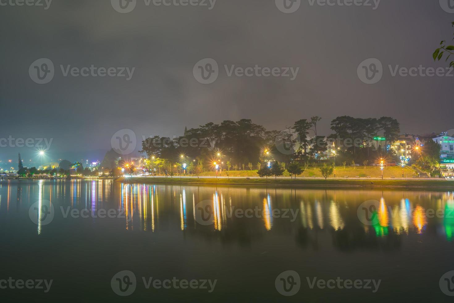 Sonnenuntergang am Ufer des Sees Xuan Huong mit dramatischem Himmel macht die Landschaft romantischer und zieht Touristen an, um Da Lat, Vietnam, zu besuchen. foto