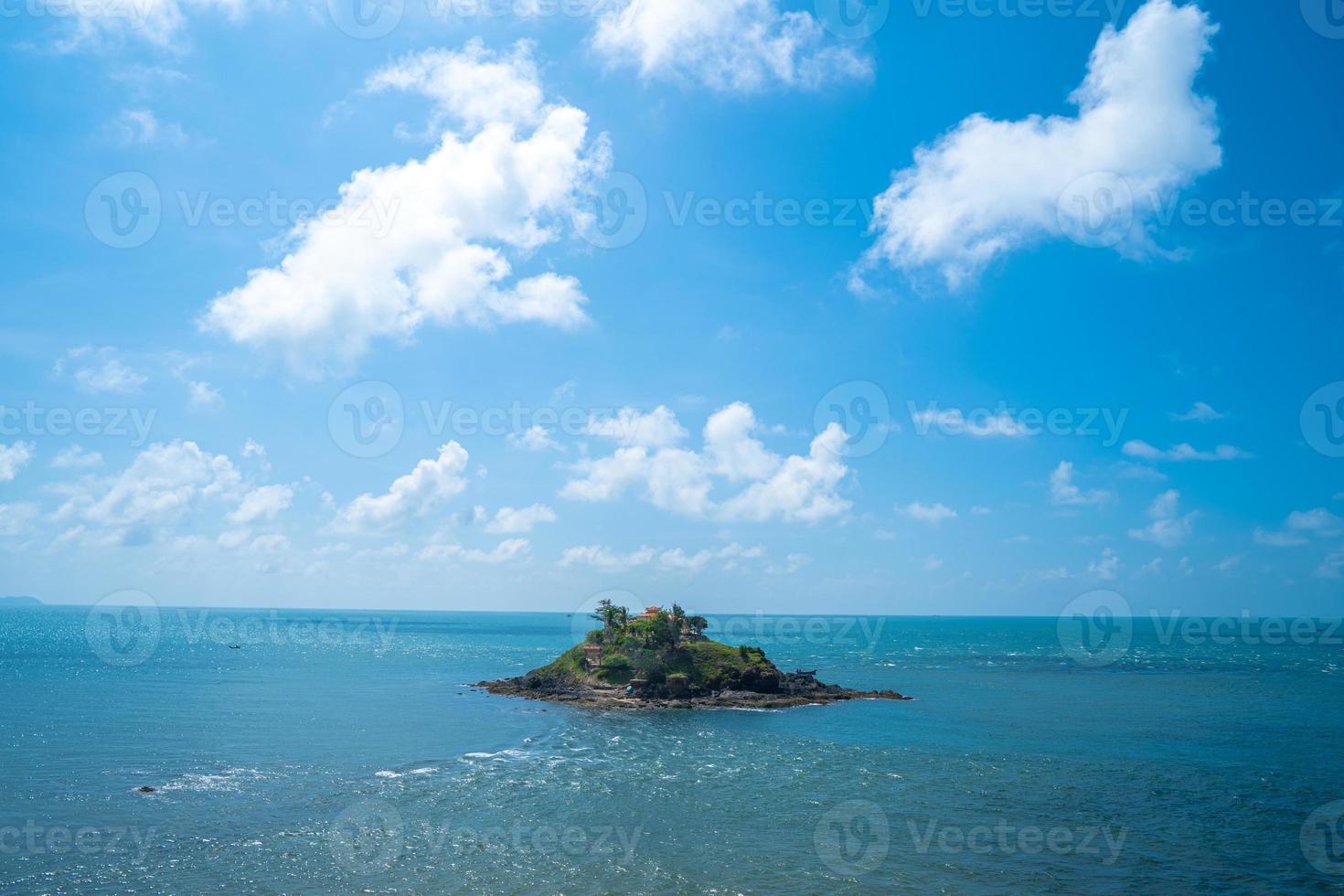 hon ba tempel vietnamesische sprache ist mieu hon ba ist eine kleine pagode auf der insel in der stadt vung tau, vietnam. Menschen, die in der Mitte des Monats in den Felsen gehen, um den Tempel zu besuchen. foto