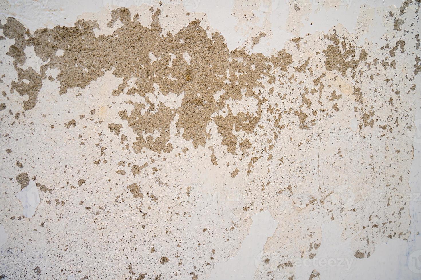 raue textur auf grauer wand raue form durch abblätternde farbschicht durch regen. foto