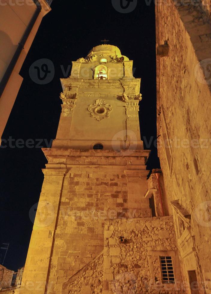 blick auf die stadt vieste bei nacht foto