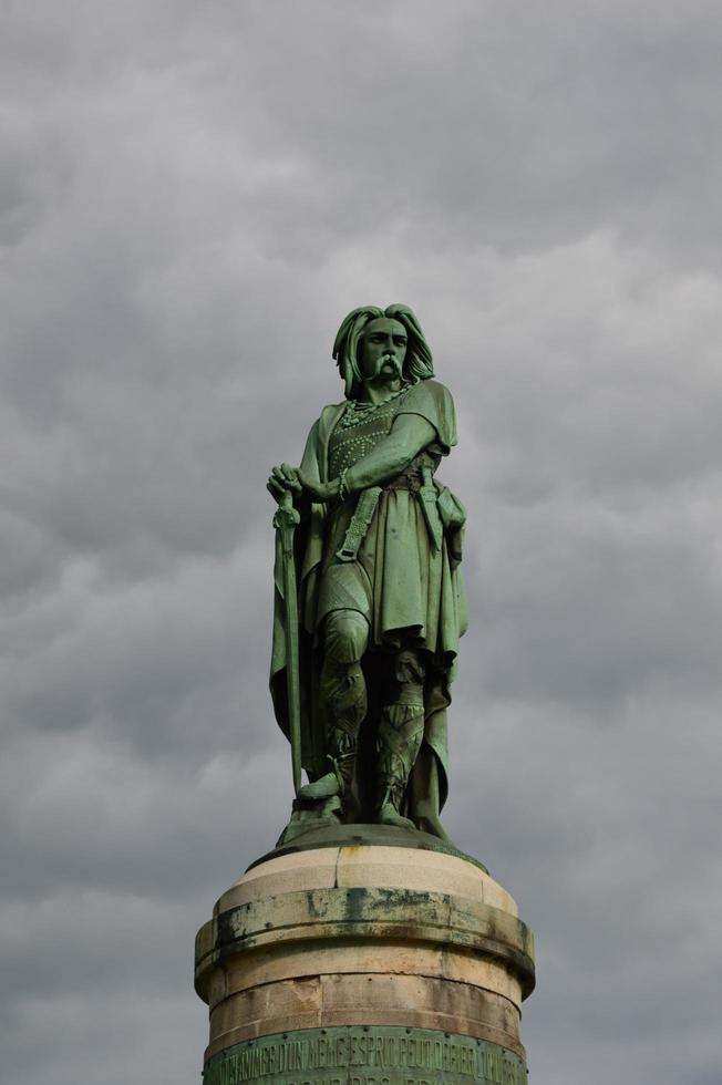 die emblematische statue von vincingetorix aus alesia, burgund frankreich foto