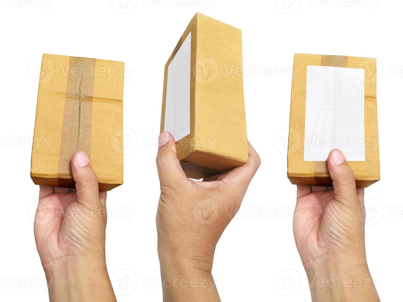 Box in der Hand auf weißem Hintergrund isoliert foto