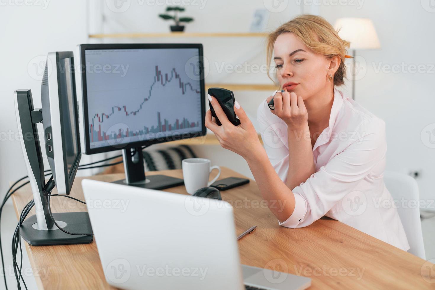 anstrengender Tag. weibliche börsenmaklerin in formeller kleidung arbeitet im büro foto