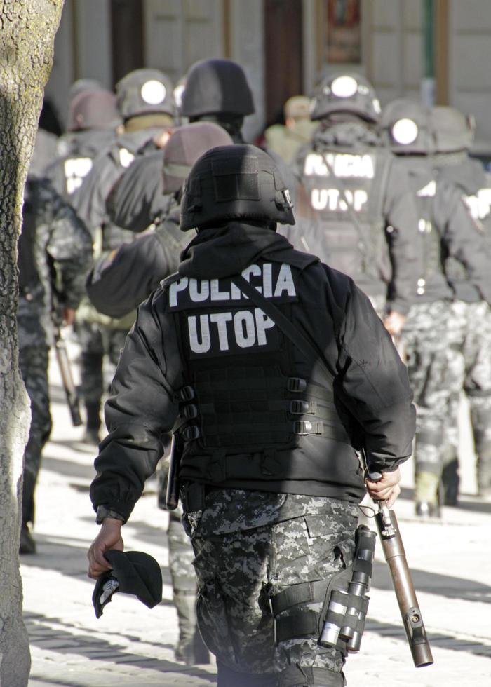 La Paz, Bolivien - 3. Juni 2016 - Polizisten in Kampfausrüstung marschieren heraus, um Demonstranten in den Straßen von La Paz, Bolivien, gegenüberzutreten foto