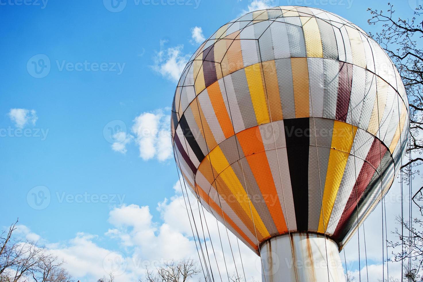 Heißluftballon vor blauem Himmel mit weißen Wolken im Sommer. foto