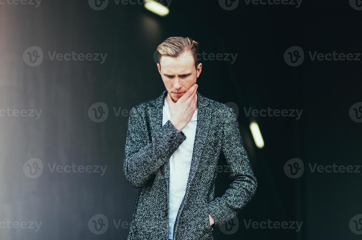 Porträt eines gutaussehenden, stilvollen Mannes foto