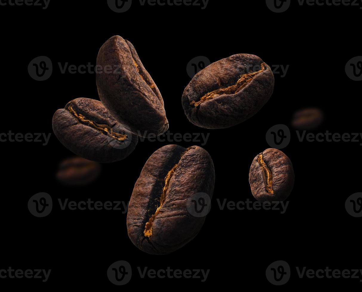 Kaffeebohnen schweben auf schwarzem Hintergrund foto