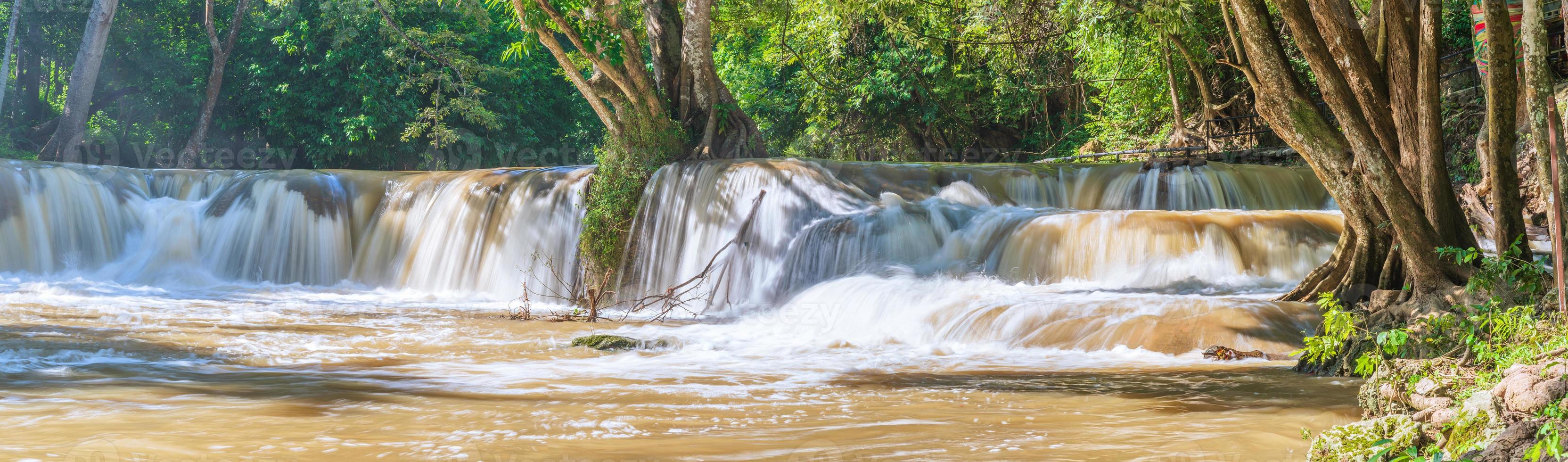 wasserfälle im tropischen regenwald mit felsen und baum foto