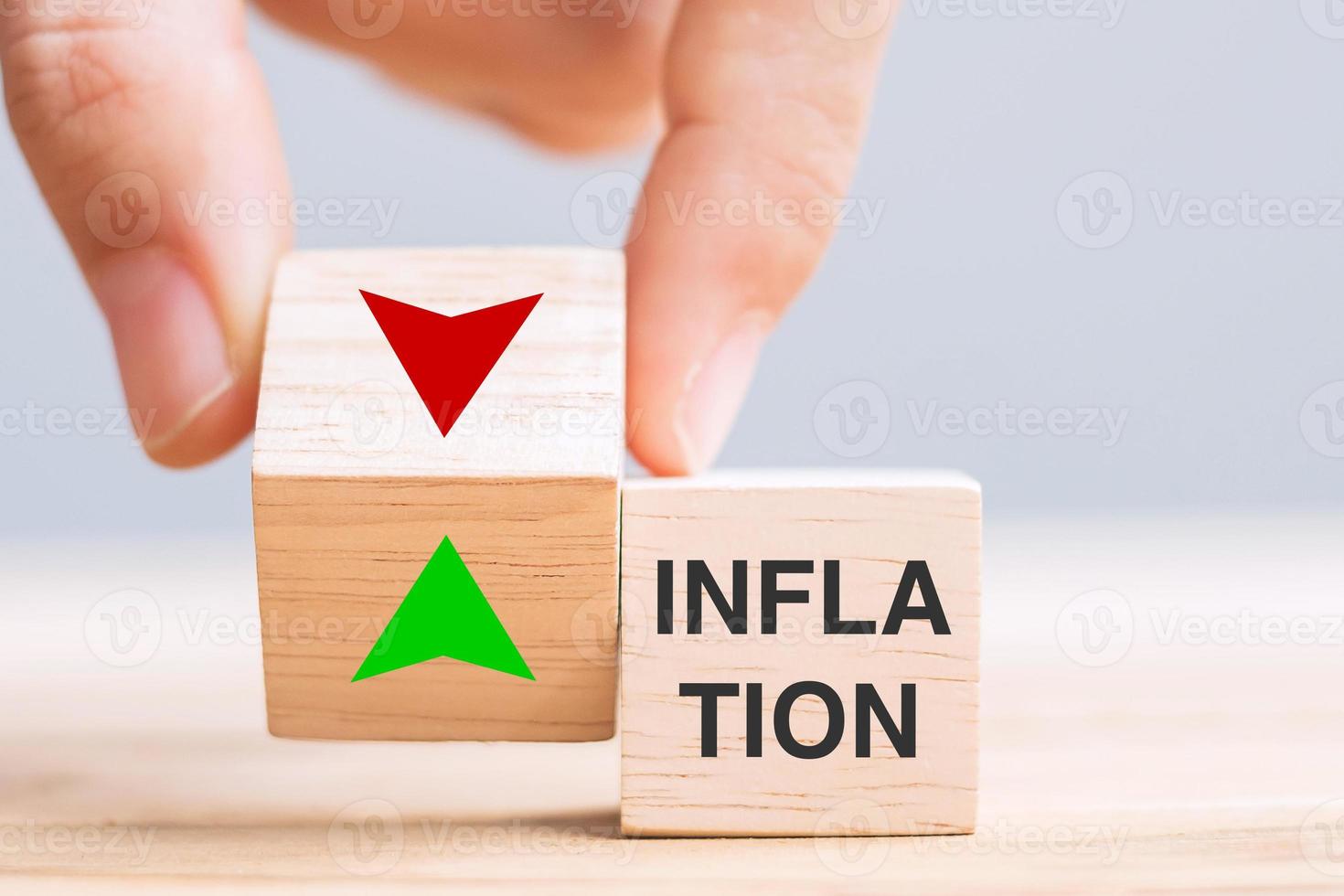 Handwechsel Holzwürfelblock mit Inflation auf Pfeilsymbol nach oben und unten. zinssatz, wirtschaftsrezession, aktien, finanzen, hypotheken, krisen- und verlustkonzept foto