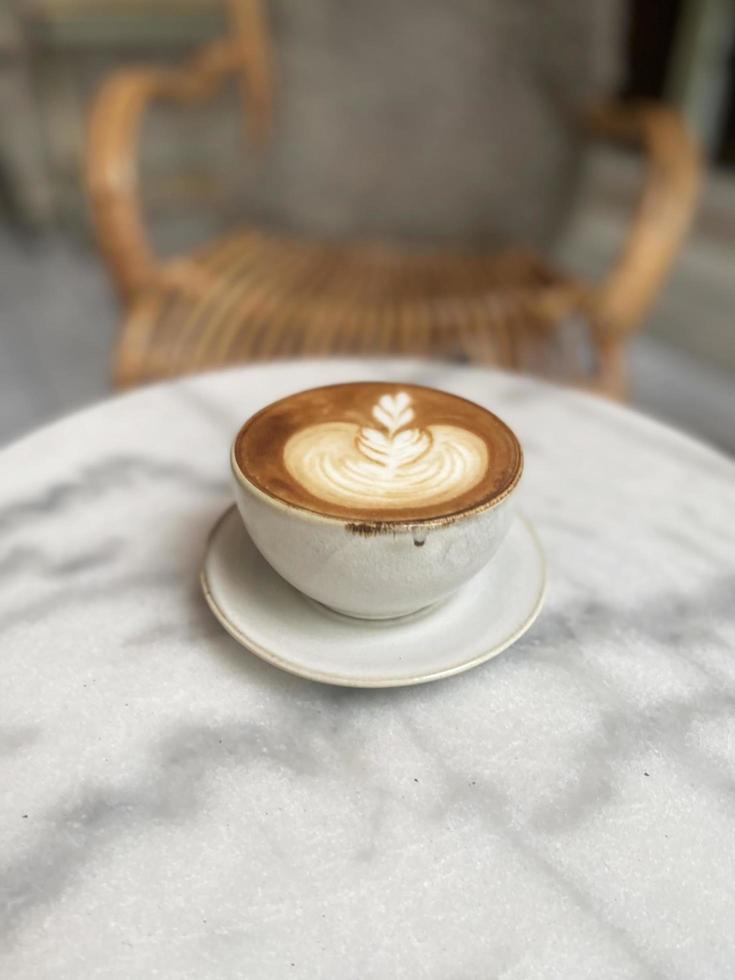 heiße Kaffeetasse auf dem Tisch foto