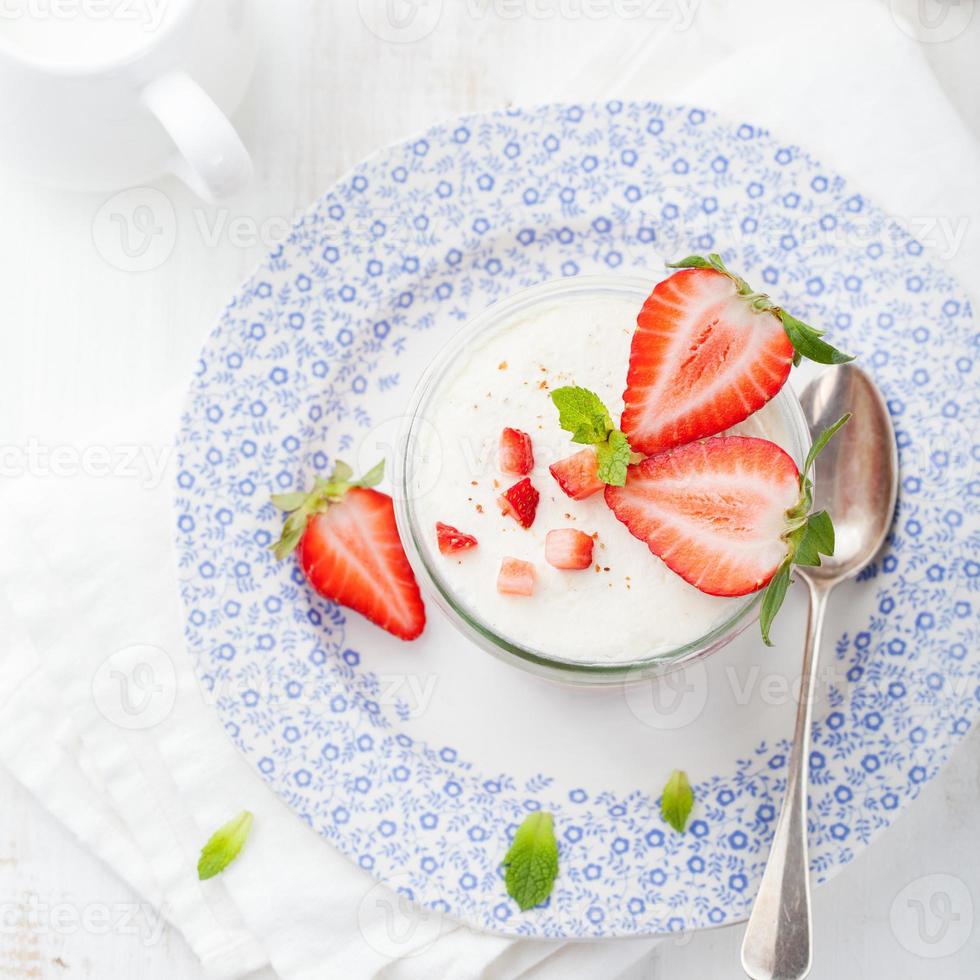 Erdbeer-Tiramisu, Kleinigkeit, Vanillepudding-Dessert mit Minzblättern foto