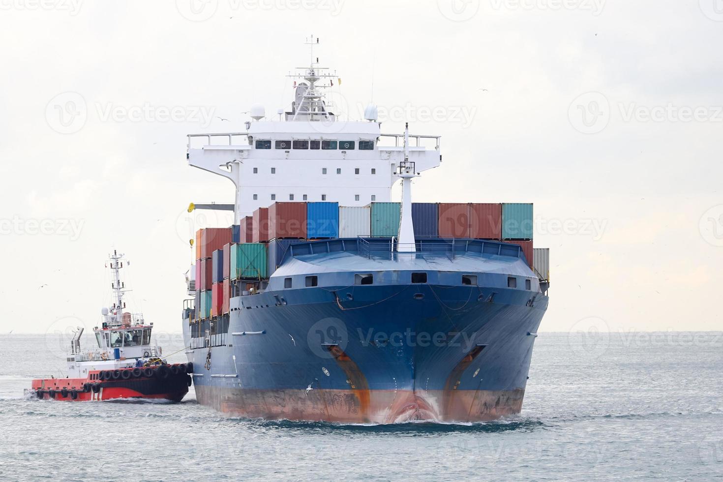 Containerschiff im Meer foto