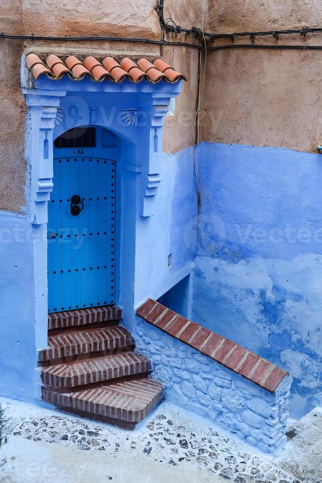 Tür eines Hauses in Chefchaouen, Marokko foto