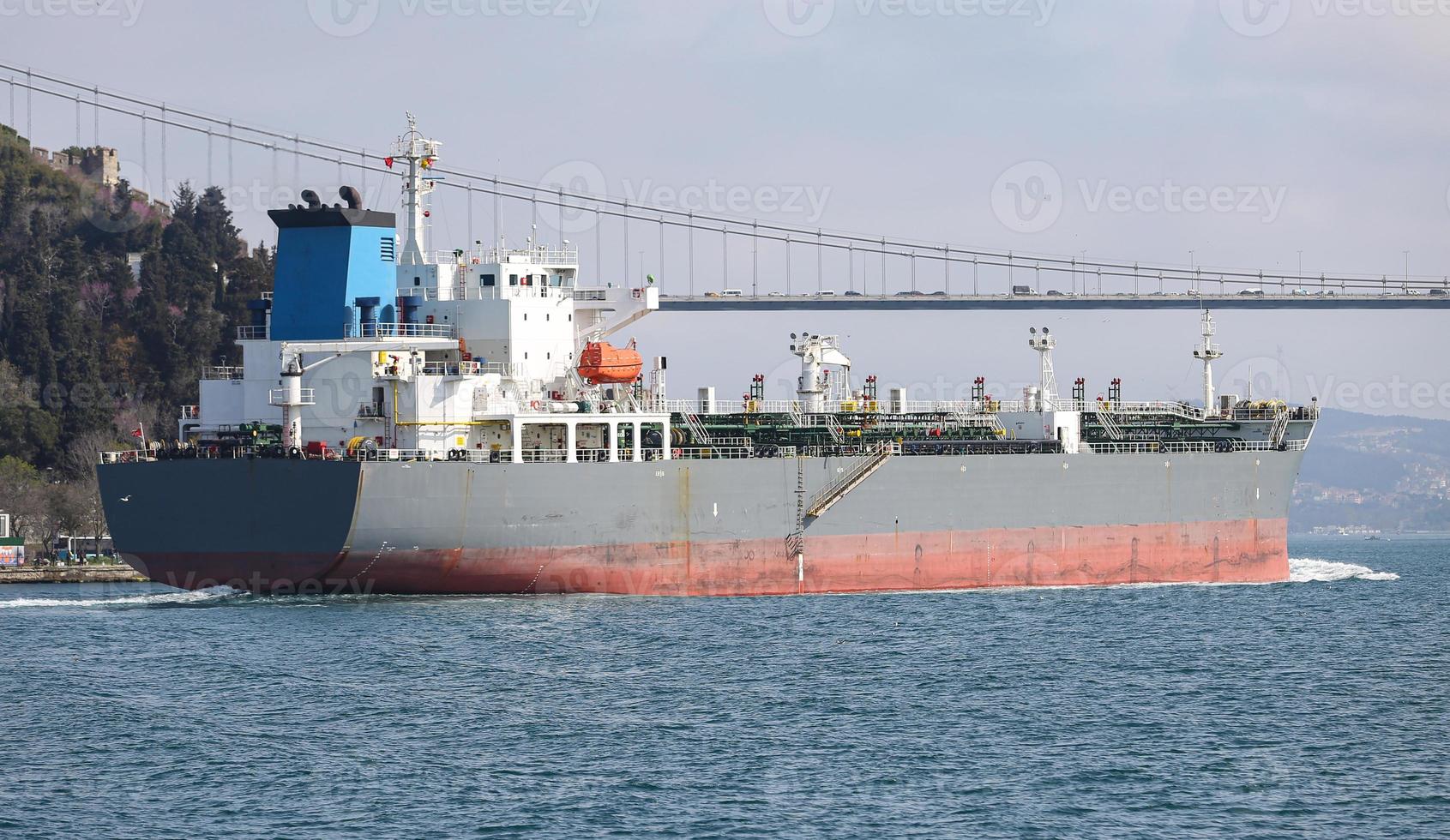 Frachtschiff im Meer foto