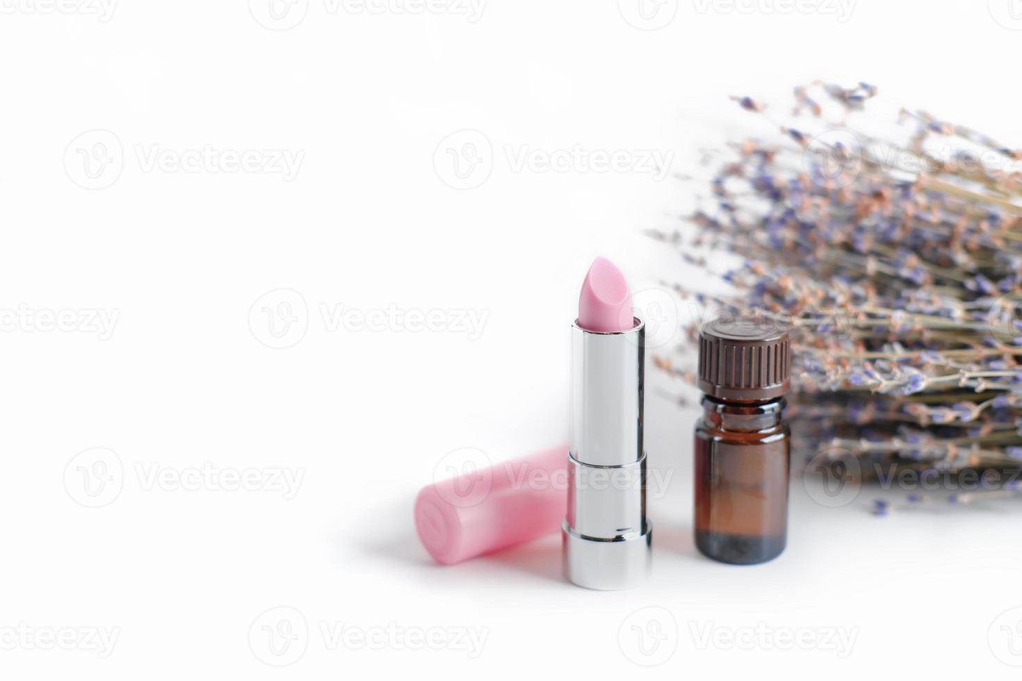 pflegender Lavendel-Lippenbalsam und ätherisches Öl. foto