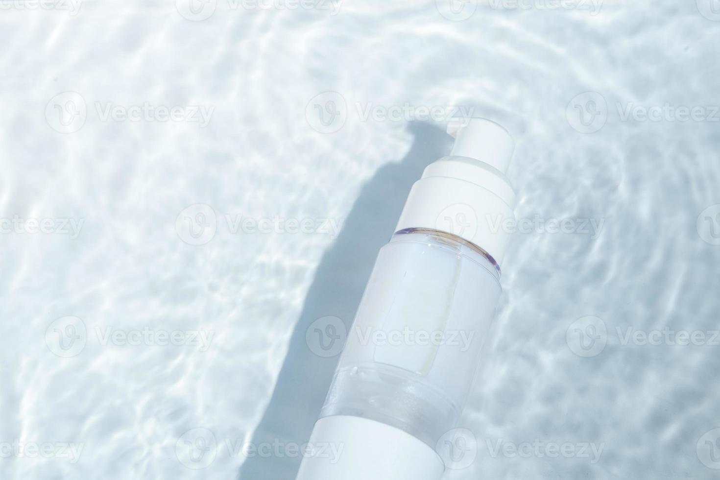 kosmetik in einer glasflasche, schönheitsbad medizinisches hautpflegecreme-modellverpackungsprodukt auf weißem dekorhintergrund mit frischem konzept des sommerwasserpools. Sonnenlicht im Wasser foto