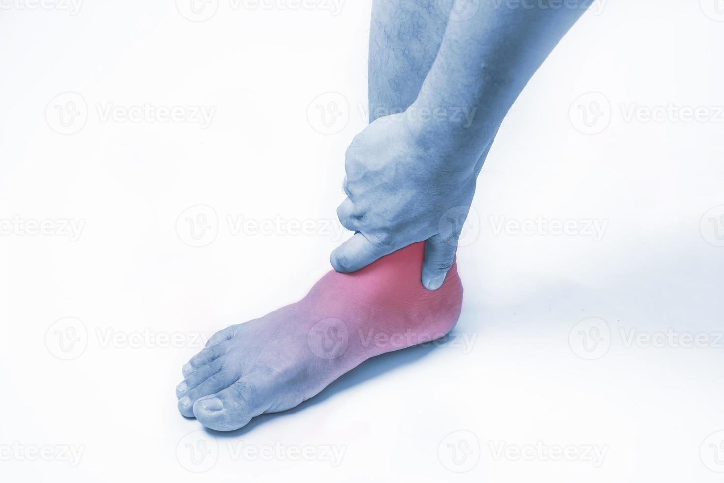 Knöchelverletzung beim Menschen. Knöchelschmerzen, Gelenkschmerzen Menschen medizinisch, einfarbiges Highlight am Knöchel foto