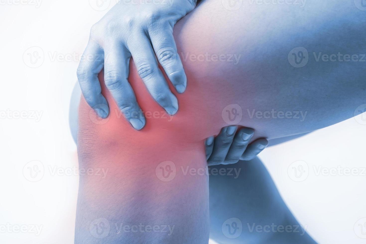 Knieverletzung beim Menschen. Knieschmerzen, Gelenkschmerzen Menschen medizinisch, Monoton-Highlight am Knie foto