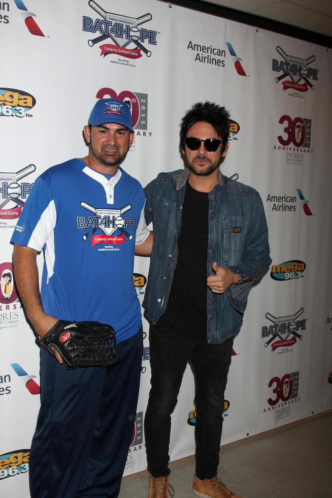 los angeles, nov 7 - adrian gonzalez, beto cuevas bei den adrian gonzalezs bat 4 hope celebrity softball game padres contra el cancer im dodger stadium am 7. november 2015 in los angeles, ca foto