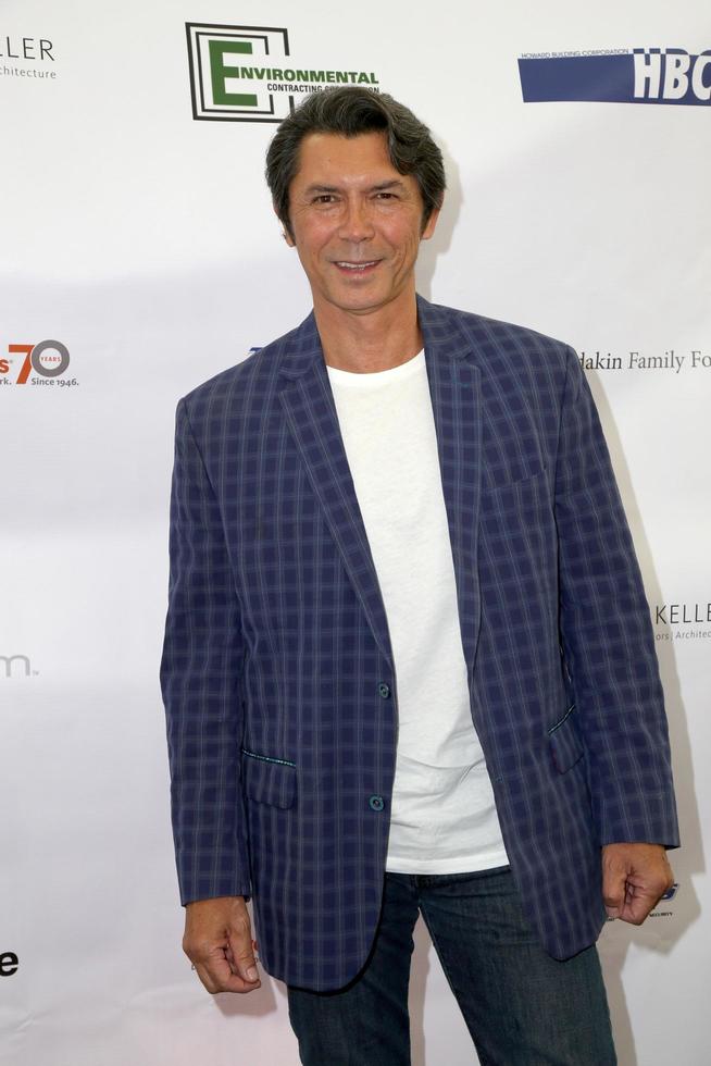 los angeles, 6. august – lou diamond phillips beim 4. jährlichen ed asner and friends pokerturnier für autismus spricht im south park center am 6. august 2016 in los angeles, ca foto