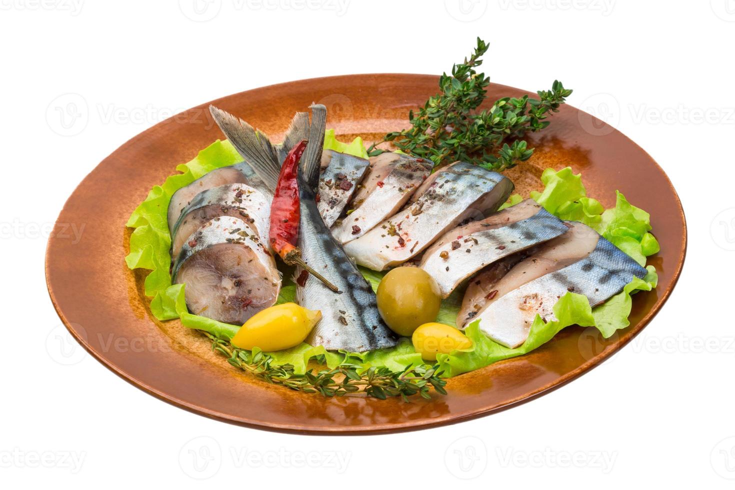 Makrelenfisch, in Scheiben geschnitten auf einem Teller mit Salat foto