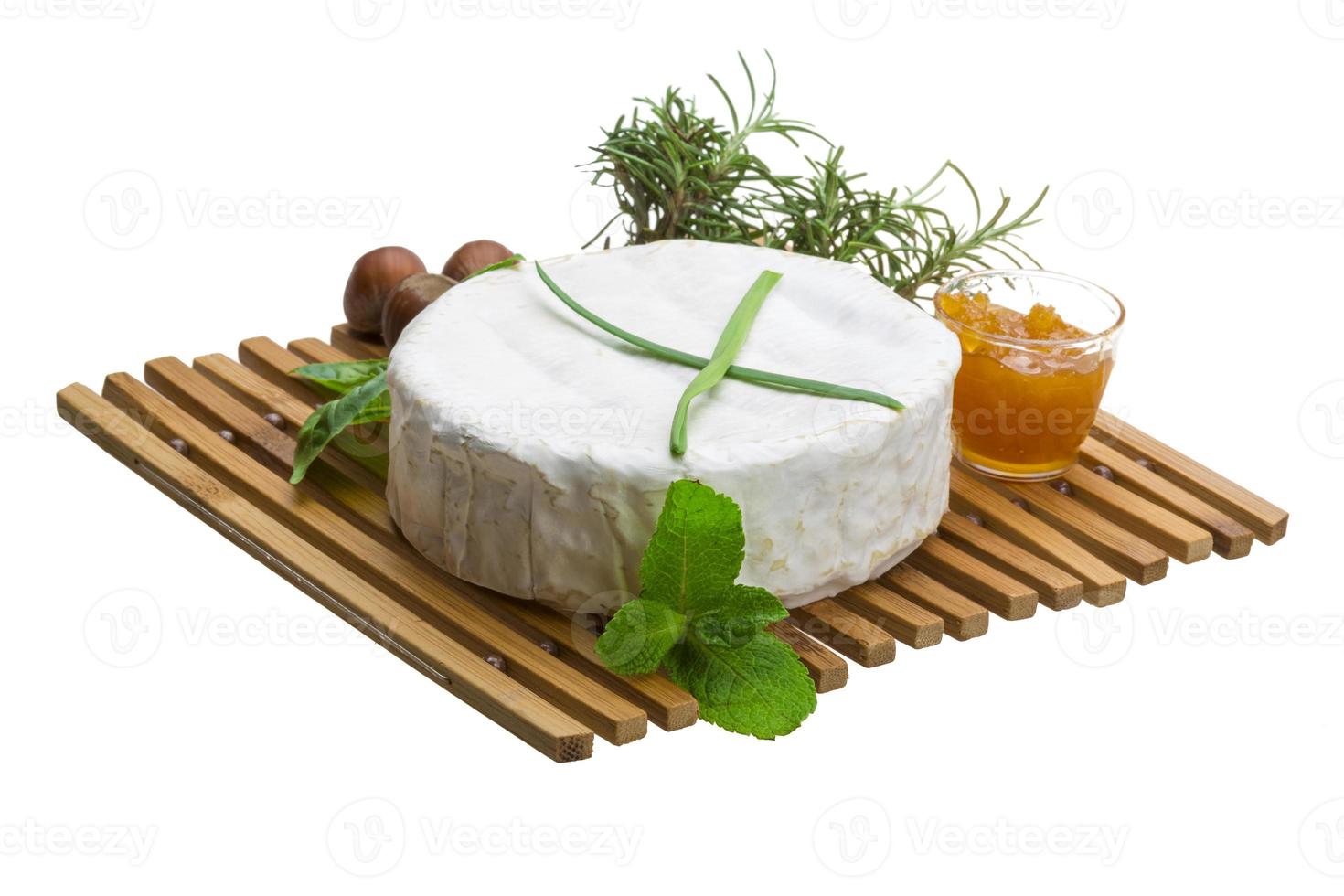 Camembert mit Kräutern, Nüssen und Honig foto