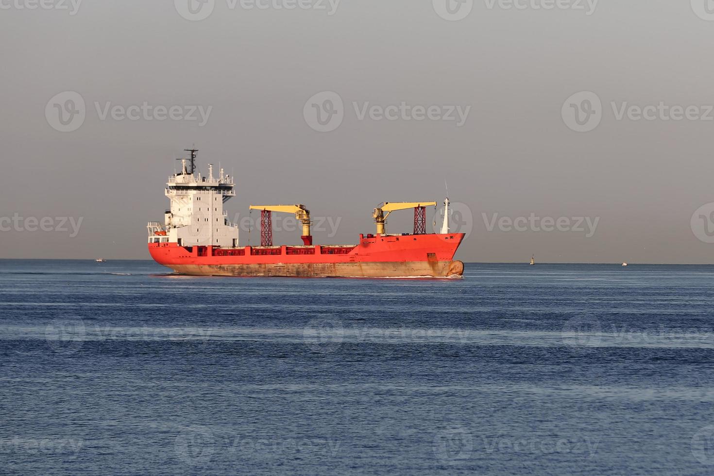 Frachtschiff im Meer foto