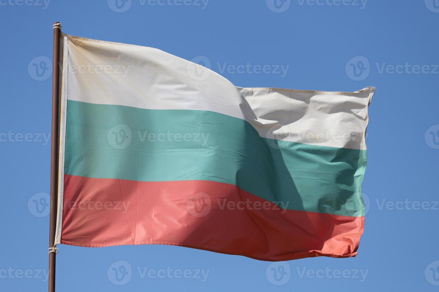 bulgarische Flagge am Fahnenmast foto