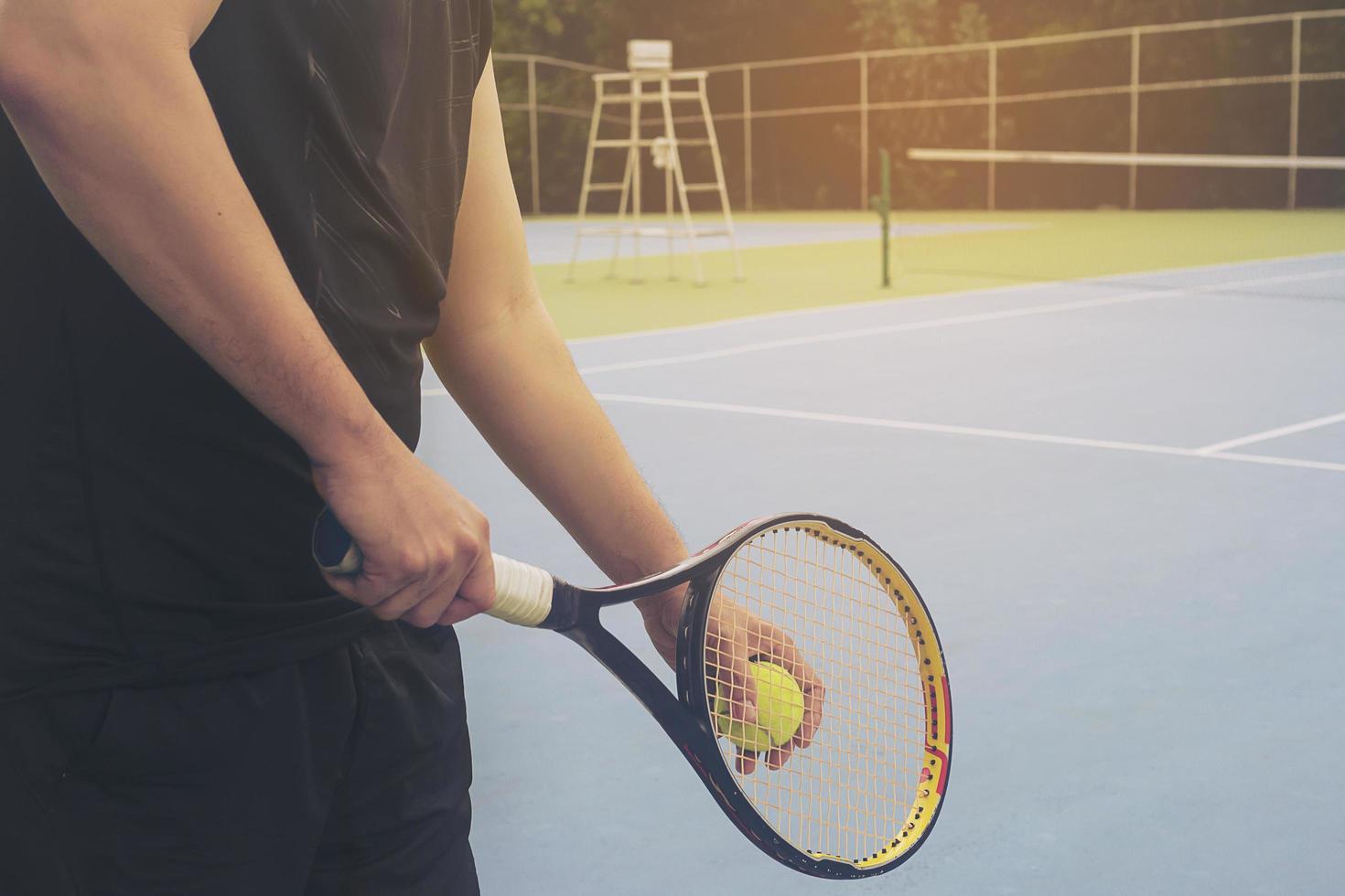 Tennisspieler dient während eines Spiels foto