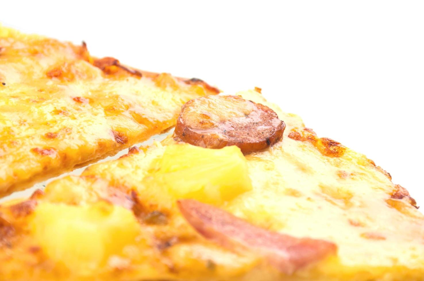 dünne Pizza auf weißem Hintergrund foto