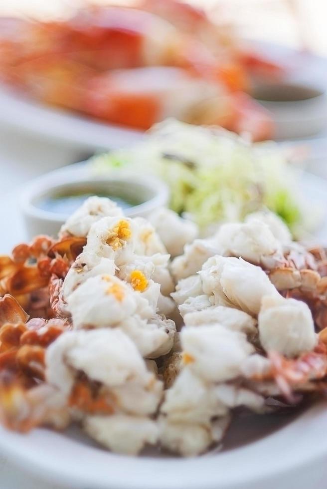 Selektiver Fokus auf gekochtes Krabbenfleischgericht, das in einem Restaurant, Pataya, Thailand, verzehrt werden kann foto