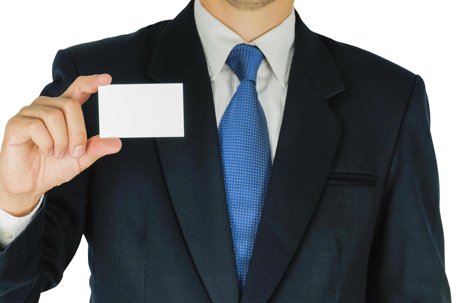 Geschäftsmann hält oder zeigt leere weiße Karte isoliert über weißem Hintergrund. Foto konzentriert sich auf seine Hand und enthält einen Beschneidungspfad mit weißem Hintergrund.